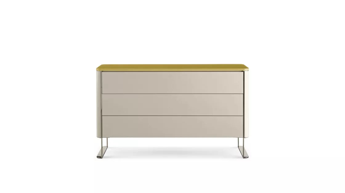 rondo | Three-drawer dresser - lacquered / lacquered glass top.
