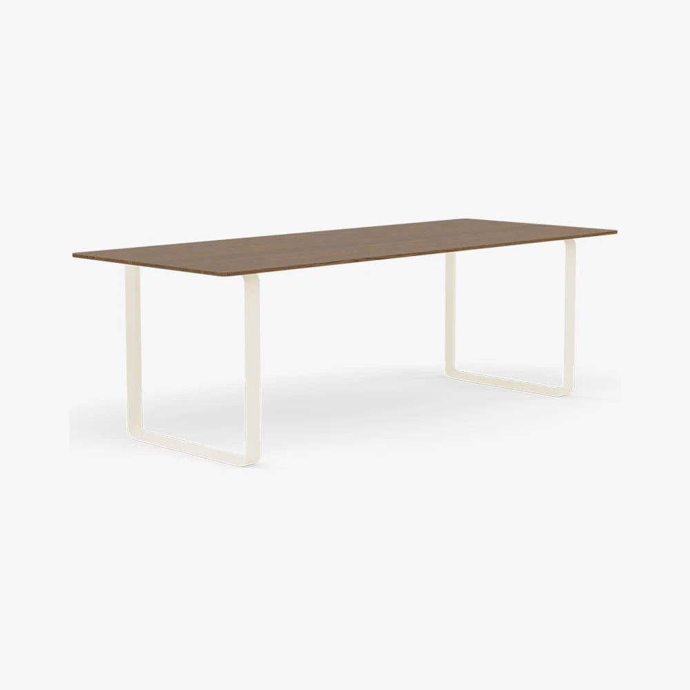 70/70 Table 225 - view 1